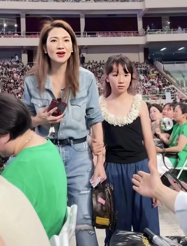牛金所配资 洪欣带女儿到杭州旅游，11岁张晞彤留一头黄色卷发，颜值非常一般